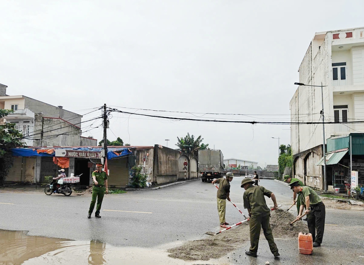 Công an phường Hưng Đạo: San lấp hố sụt lún gây mất an toàn giao thông tại tuyến đường Mạc Đăng Doanh